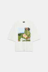 Camiseta rústica de color blanco, de corte regular, con cuello redondo, mangas por debajo del codo y diseño estampado a contraste en el centro del frente.