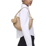 Bolso hobo de Marc Jacobs en forma de media luna, confeccionado en piel texturizada color beige. Presenta herrajes dorados, incluyendo un detalle metálico en el asa y un pequeño estuche extraíble para auriculares con cierre a presión.