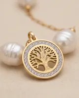 Collar de acero con baño de oro, compuesto por una cadena de eslabones finos intercalados con perlas naturales y un dije circular central con diseño de árbol de la vida y borde con incrustaciones de circonias.