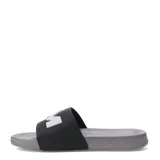 Chanclas tipo slide Umbro, con banda ancha negra y logo en relieve blanco. Presentan una plantilla anatómica y suela de EVA gris con textura antideslizante.