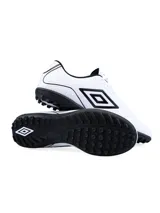 Championes de fútbol Umbro modelo Classico III TF, diseñados para césped sintético. Presentan un diseño en color blanco con detalles en verde neón en el logo lateral, interior y suela.