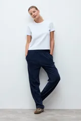 Pantalón jogger de corte recto y tiro medio, confeccionado en tejido acanalado de color azul marino, con cintura elástica.