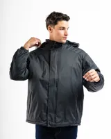 Campera outdoor de color negro, con diseño funcional y robusto. Cuenta con capucha forrada en micropolar, cierre frontal cubierto por tapeta con botones a presión, bolsillos laterales y en el pecho con cierre, y puños y cintura elásticos para un mejor ajuste.