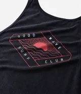 Musculosa de algodón color negro con efecto marmolado, cuello redondo y estampa frontal pequeña en el pecho con diseño de atardecer y texto Good Wave Surf Club.