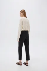 Pantalón jean gris oscuro de corte slim fit y tiro alto, con diseño clásico de cinco bolsillos.