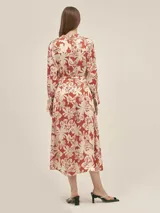 Vestido largo estilo camisero confeccionado en seda viscosa con estampado abstracto en blanco y negro. Cuenta con botones nacarados, bolsillos laterales, lazo para ajustar en la cintura y aberturas laterales.