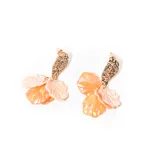 Aros colgantes dorados con apliques de hojas naranjas.