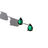 Par de aros pequeños con forma de lágrima, con cristal color verde esmeralda y engarce dorado.