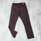 Pantalón jean cargo marrón chocolate, de corte recto, con bolsillos frontales, traseros y laterales.