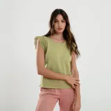 Blusa verde claro con mangas cortas con detalle de encaje.