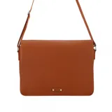 Morral color marrón de simil cuero con correa de algodón ajustable, cierre con broches imantados, bolsillo trasero y bolsillos internos.