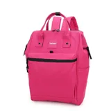 Mochila color fucsia con diseño de boca de pez, múltiples cierres, bolsillos laterales y bolsillo posterior antirrobo. Tiene asas superiores y correas ajustables para los hombros.