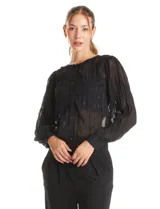 Blusa negra de gasa translúcida con diseño de líneas verticales texturizadas y sutiles aplicaciones de lentejuelas. Presenta cuello a la base, cierre frontal con botones, mangas largas estilo balloon con puños abotonados y ruedo elastizado.