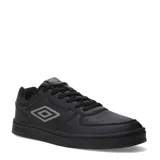 Championes urbanos Umbro modelo Milo, color negro con detalles en gris. Presentan diseño de corte bajo, cierre con cordones, puntera perforada para mayor ventilación y logo de la marca en el lateral y la lengüeta.
