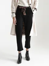Pantalón negro de vestir con corte recto y cintura alta, incluye cinturón con estampado animal print.