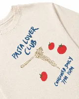 Remera de manga larga color crema con cuello redondo. Presenta una estampa frontal con la frase 'PASTA LOVER CLUB', un dibujo de un tenedor con fideos y tomates, junto a la frase 'CONSUMED DAILY 7PM 10PM'.