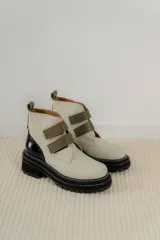 Borcegos de cuero en combinación de colores beige y verde oliva, con cierre de tiras de velcro y suela track negra con detalle de costura blanca.