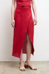 Falda midi de lino con diseño cruzado y tajo frontal.