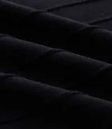 Remera de manga corta negra, con cuello redondo y textura. Confeccionada en viscosa y poliamida.