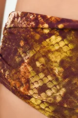Calzón de bikini intermedio con faja fruncida Kileya, con diseño de estampado animal print de serpiente en tonos marrones y dorados.