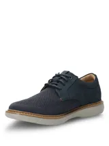 Zapato de estilo casual Hush Puppies, modelo Bangu, con diseño híbrido que combina cuero nobuck en el talón y laterales con tejido técnico transpirable en la parte frontal. Cuenta con cordones, suela de EVA flexible y costuras decorativas en el borde de la suela.