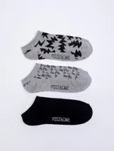 Pack de tres pares de medias cortas con diferentes estampados. Un par gris con figuras geométricas negras, un par gris con letras negras y un par negro liso.