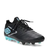 Championes de fútbol Umbro modelo Legacy Hg, color negro con detalles en turquesa. Presentan una textura geométrica en el empeine, cierre con cordones y suela con tapones para césped.
