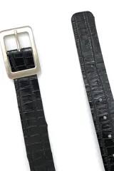 Cinturón negro de cuero con textura símil cocodrilo y hebilla cuadrada plateada.