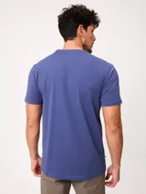 Remera de manga corta color azul, con cuello redondo y diseño clásico, confeccionada con un pequeño logo bordado en el pecho.