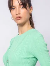 Cárdigan blanco de tejido de punto en rib irregular con broche metálico en la parte frontal.