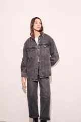 Sobrecamisa oversize de jean color gris oscuro con tachas plateadas en cuello y bolsillos.