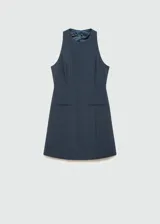 Vestido corto de corte evasé con estampado de raya diplomática. Presenta cuello redondo, diseño sin mangas y dos bolsillos de ribete en la parte delantera. Incluye cierre de cremallera invisible y botón en la parte posterior.