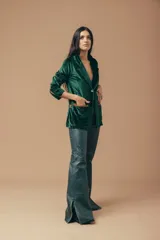 Blazer de terciopelo color terracota, con cuello solapa, cierre con botón de guampa y detalles en cuero. Corte entallado.