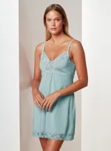 Chemise marrón de seda fría con breteles finos regulables y apliques de encaje en escote y ruedo.