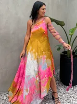Vestido largo verde con diseño estampado tipo tie-dye y detalles dorados, de corte fluido, un solo hombro y diseño amplio.