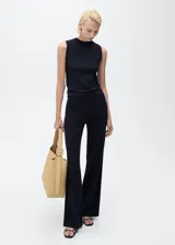 Pantalón wideleg de punto fino y tiro medio, en color negro, con cintura elástica sin cierre y diseño largo.