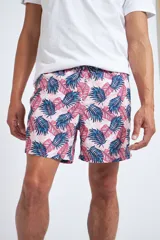 Short de baño con cintura elástica y cordón ajustable, confeccionado en tela ligera de secado rápido. Presenta un estampado botánico integral en tonos amarillos, blancos y azules, con dos bolsillos delanteros y uno posterior.