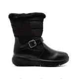 Bota de caña media color negro, con exterior de cuero sintético y detalle de piel sintética en el borde superior. Ajuste con correa con hebilla metálica.