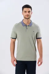 Remera polo de manga corta en color índigo con cuello y botones en contraste. Presenta detalles de color en los puños, aportando un toque sutil y moderno.