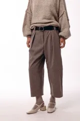 Pantalon de corte amplio y silueta relajada, color chocolate, con cintura alta, pinzas delanteras y bolsillos laterales.