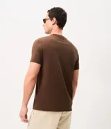 Remera marrón de corte slim, cuello redondo y manga corta, con textura acanalada vertical.