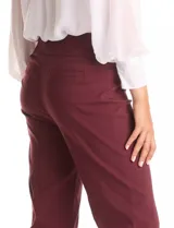 Pantalón de corte entallado y largo cropped, confeccionado en tejido con elasticidad técnica resistente a las arrugas. Presenta una pretina ancha y plana para un ajuste cómodo, bolsillos simulados en el frente y en la parte posterior, y pequeñas aberturas laterales en el ruedo.