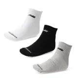 Pack de tres pares de medias blancas invisibles New Balance con logo en negro.