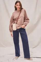 Pantalón de jean azul oscuro, de corte wide leg y tiro medio.