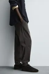 Pantalón tipo jogger de corte slim fit, confeccionado en tejido de algodón con elasticidad. Presenta cintura elástica ajustable con cordón, bolsillos frontales, bolsillos traseros de vivo y bajos con puños elásticos.