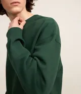 Sweater color beige de algodón y poliéster, de corte holgado, cuello redondo y mangas largas.