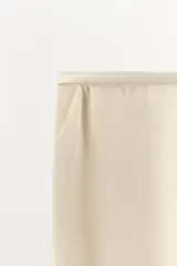 Pantalón de tiro alto confeccionado en tejido satinado, con cintura elástica y bolsillos laterales. Presenta un diseño de corte recto con bajo acabado en aplicación de encaje a tono.