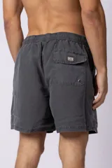 Short de baño de corte clásico con cintura elástica y cordón ajustable. Presenta un acabado efecto lavado vintage, bolsillos laterales y un pequeño logo bordado en la parte inferior.