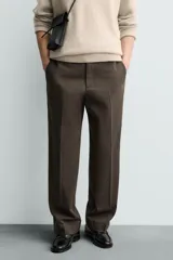 Pantalón chino de corte regular fit, confeccionado en tejido de algodón con estructura diagonal. Presenta bolsillos frontales, bolsillos traseros de vivo con botón y cierre frontal con cremallera y botón.