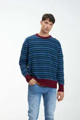 Buzo de punto a rayas horizontales color arena y azul marino, con cuello, puños y ruedo acanalados en marrón.